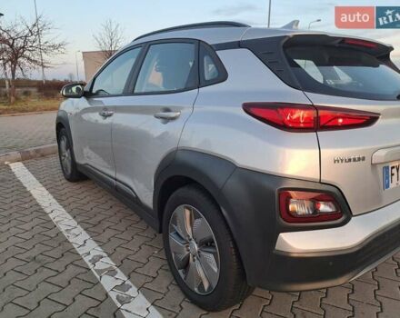 Серый Хендай Kona, объемом двигателя 0 л и пробегом 98 тыс. км за 19373 $, фото 2 на Automoto.ua