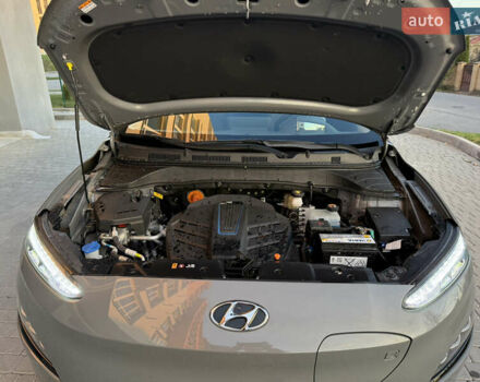 Серый Хендай Kona, объемом двигателя 0 л и пробегом 42 тыс. км за 17900 $, фото 34 на Automoto.ua