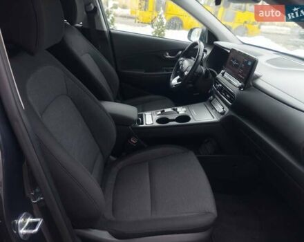 Серый Хендай Kona, объемом двигателя 0 л и пробегом 50 тыс. км за 17650 $, фото 58 на Automoto.ua