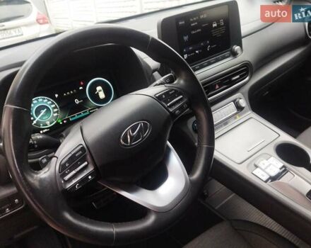 Серый Хендай Kona, объемом двигателя 0 л и пробегом 30 тыс. км за 15999 $, фото 2 на Automoto.ua