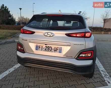 Серый Хендай Kona, объемом двигателя 0 л и пробегом 98 тыс. км за 19373 $, фото 3 на Automoto.ua