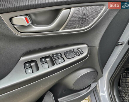 Серый Хендай Kona, объемом двигателя 0 л и пробегом 82 тыс. км за 17888 $, фото 31 на Automoto.ua