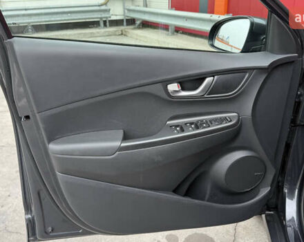 Серый Хендай Kona, объемом двигателя 0 л и пробегом 50 тыс. км за 18500 $, фото 17 на Automoto.ua