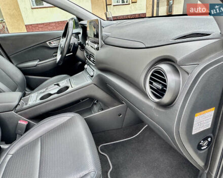 Серый Хендай Kona, объемом двигателя 0 л и пробегом 82 тыс. км за 17888 $, фото 77 на Automoto.ua