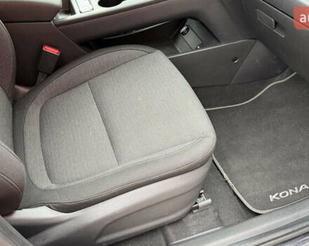 Серый Хендай Kona, объемом двигателя 0 л и пробегом 50 тыс. км за 18500 $, фото 59 на Automoto.ua