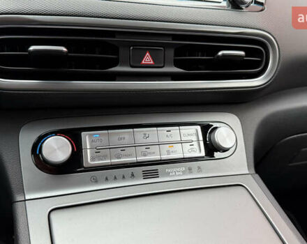 Серый Хендай Kona, объемом двигателя 0 л и пробегом 50 тыс. км за 18500 $, фото 35 на Automoto.ua