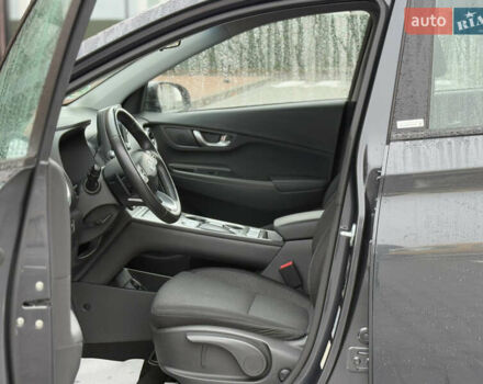 Серый Хендай Kona, объемом двигателя 0 л и пробегом 52 тыс. км за 17299 $, фото 40 на Automoto.ua