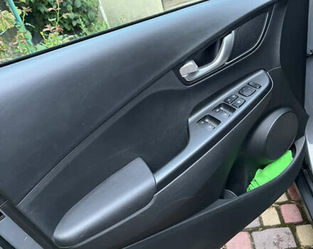 Серый Хендай Kona, объемом двигателя 0 л и пробегом 74 тыс. км за 18100 $, фото 10 на Automoto.ua