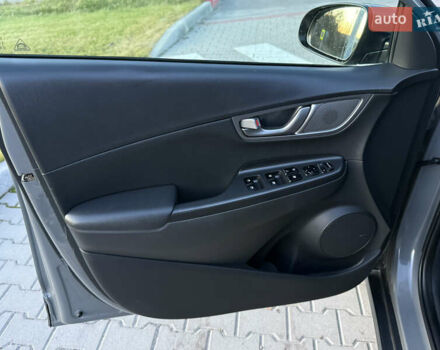 Серый Хендай Kona, объемом двигателя 0 л и пробегом 63 тыс. км за 18900 $, фото 16 на Automoto.ua