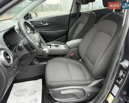 Серый Хендай Kona, объемом двигателя 0 л и пробегом 52 тыс. км за 17299 $, фото 43 на Automoto.ua