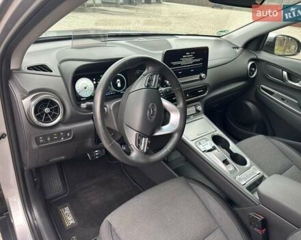 Серый Хендай Kona, объемом двигателя 0 л и пробегом 61 тыс. км за 17900 $, фото 19 на Automoto.ua