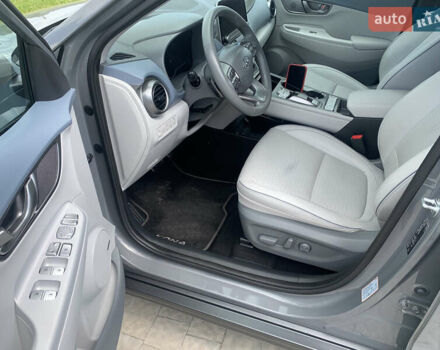 Сірий Хендай Kona, об'ємом двигуна 0 л та пробігом 66 тис. км за 18562 $, фото 6 на Automoto.ua
