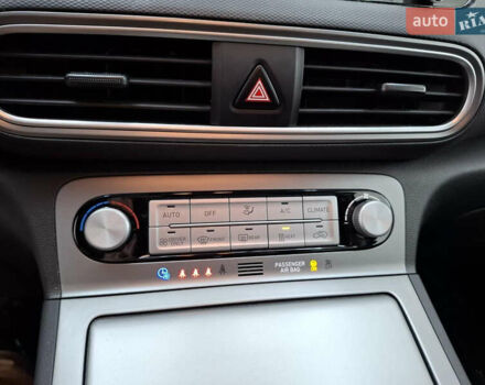 Серый Хендай Kona, объемом двигателя 0 л и пробегом 72 тыс. км за 16300 $, фото 18 на Automoto.ua