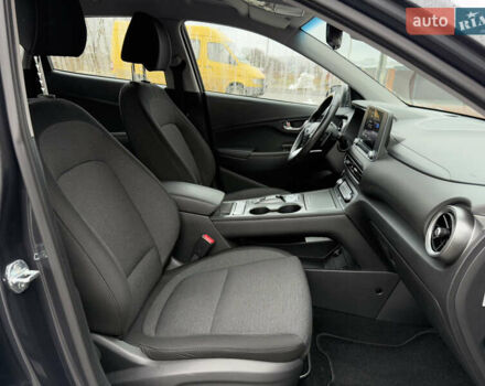 Серый Хендай Kona, объемом двигателя 0 л и пробегом 52 тыс. км за 17299 $, фото 46 на Automoto.ua