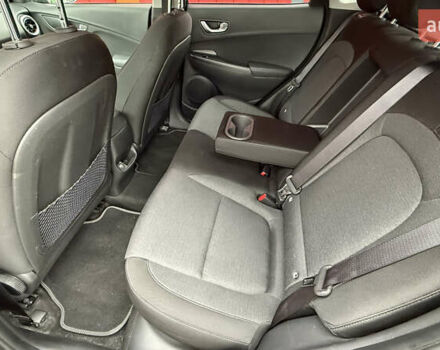 Серый Хендай Kona, объемом двигателя 0 л и пробегом 50 тыс. км за 18500 $, фото 44 на Automoto.ua