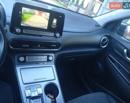 Серый Хендай Kona, объемом двигателя 0 л и пробегом 75 тыс. км за 17435 $, фото 25 на Automoto.ua