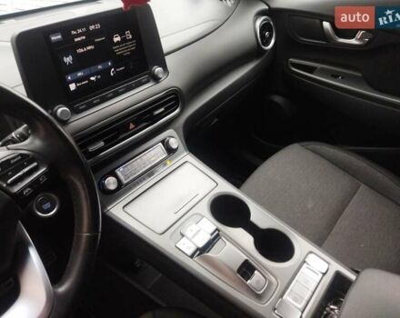 Серый Хендай Kona, объемом двигателя 0 л и пробегом 30 тыс. км за 15999 $, фото 21 на Automoto.ua