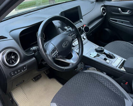 Серый Хендай Kona, объемом двигателя 0 л и пробегом 74 тыс. км за 18100 $, фото 7 на Automoto.ua