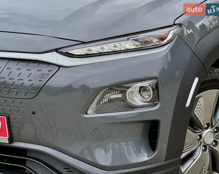 Серый Хендай Kona, объемом двигателя 0 л и пробегом 82 тыс. км за 17888 $, фото 6 на Automoto.ua