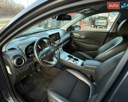 Серый Хендай Kona, объемом двигателя 0 л и пробегом 71 тыс. км за 17999 $, фото 18 на Automoto.ua