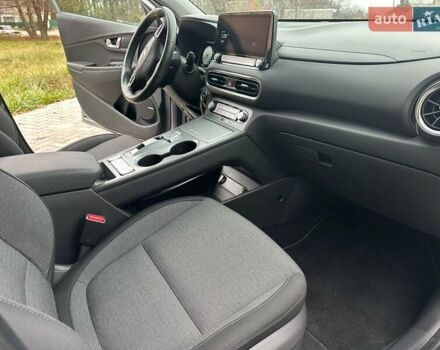 Серый Хендай Kona, объемом двигателя 0 л и пробегом 61 тыс. км за 17900 $, фото 28 на Automoto.ua