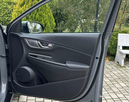 Серый Хендай Kona, объемом двигателя 0 л и пробегом 82 тыс. км за 17888 $, фото 72 на Automoto.ua