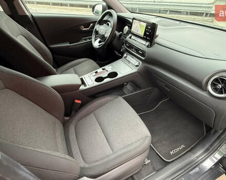 Серый Хендай Kona, объемом двигателя 0 л и пробегом 50 тыс. км за 18500 $, фото 58 на Automoto.ua