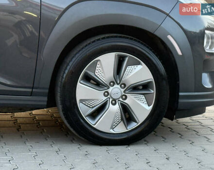 Серый Хендай Kona, объемом двигателя 0 л и пробегом 71 тыс. км за 17999 $, фото 12 на Automoto.ua