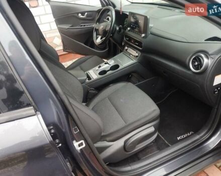 Серый Хендай Kona, объемом двигателя 0 л и пробегом 30 тыс. км за 15999 $, фото 5 на Automoto.ua