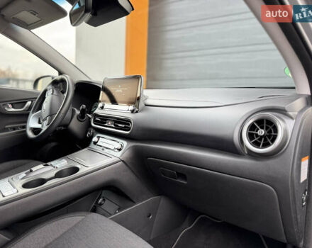 Серый Хендай Kona, объемом двигателя 0 л и пробегом 40 тыс. км за 15999 $, фото 19 на Automoto.ua