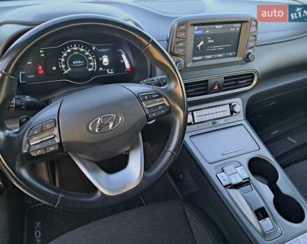 Серый Хендай Kona, объемом двигателя 0 л и пробегом 98 тыс. км за 19373 $, фото 7 на Automoto.ua