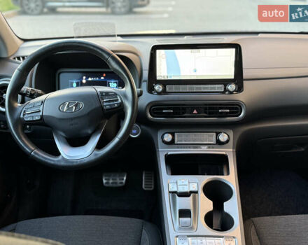 Серый Хендай Kona, объемом двигателя 0 л и пробегом 42 тыс. км за 17900 $, фото 2 на Automoto.ua