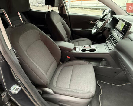 Серый Хендай Kona, объемом двигателя 0 л и пробегом 50 тыс. км за 18500 $, фото 57 на Automoto.ua