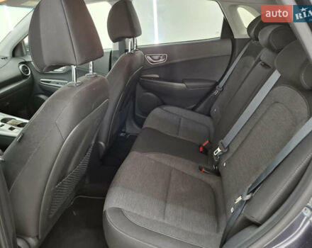Серый Хендай Kona, объемом двигателя 0 л и пробегом 72 тыс. км за 16300 $, фото 4 на Automoto.ua