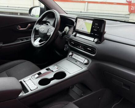 Серый Хендай Kona, объемом двигателя 0 л и пробегом 50 тыс. км за 18500 $, фото 60 на Automoto.ua