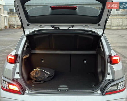 Сірий Хендай Kona, об'ємом двигуна 0 л та пробігом 57 тис. км за 17900 $, фото 29 на Automoto.ua