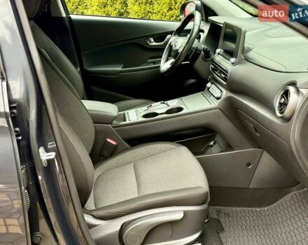 Серый Хендай Kona, объемом двигателя 0 л и пробегом 24 тыс. км за 16800 $, фото 24 на Automoto.ua