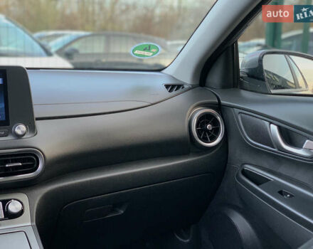 Серый Хендай Kona, объемом двигателя 0 л и пробегом 35 тыс. км за 17999 $, фото 64 на Automoto.ua