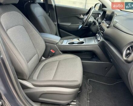 Сірий Хендай Kona, об'ємом двигуна 0 л та пробігом 93 тис. км за 16450 $, фото 17 на Automoto.ua