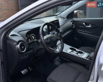 Сірий Хендай Kona, об'ємом двигуна 0 л та пробігом 57 тис. км за 17700 $, фото 24 на Automoto.ua