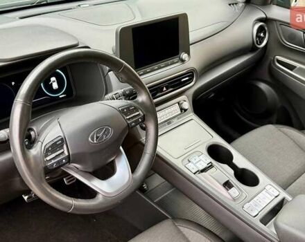 Серый Хендай Kona, объемом двигателя 0 л и пробегом 97 тыс. км за 18700 $, фото 18 на Automoto.ua