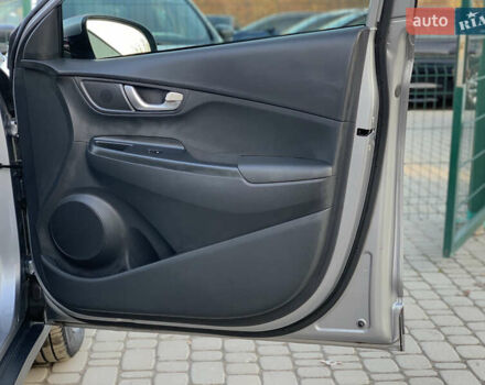 Серый Хендай Kona, объемом двигателя 0 л и пробегом 35 тыс. км за 17999 $, фото 35 на Automoto.ua