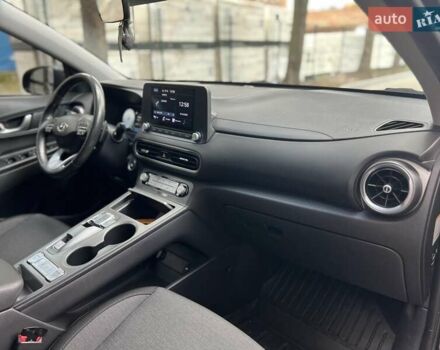 Серый Хендай Kona, объемом двигателя 0 л и пробегом 58 тыс. км за 16950 $, фото 12 на Automoto.ua