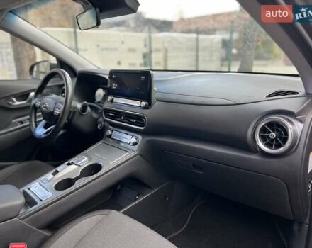 Сірий Хендай Kona, об'ємом двигуна 0 л та пробігом 93 тис. км за 16450 $, фото 13 на Automoto.ua