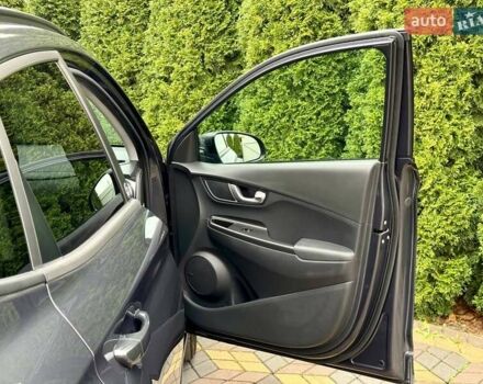 Серый Хендай Kona, объемом двигателя 0 л и пробегом 52 тыс. км за 17200 $, фото 26 на Automoto.ua