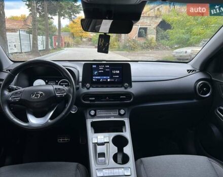 Серый Хендай Kona, объемом двигателя 0 л и пробегом 58 тыс. км за 16950 $, фото 11 на Automoto.ua