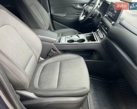 Серый Хендай Kona, объемом двигателя 0 л и пробегом 58 тыс. км за 16950 $, фото 15 на Automoto.ua