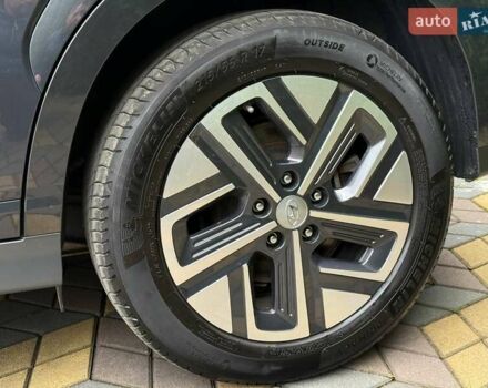 Серый Хендай Kona, объемом двигателя 0 л и пробегом 52 тыс. км за 17200 $, фото 5 на Automoto.ua