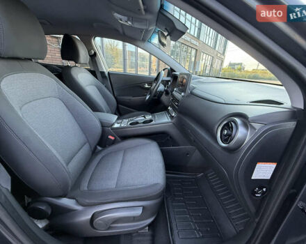 Серый Хендай Kona, объемом двигателя 0 л и пробегом 43 тыс. км за 16900 $, фото 26 на Automoto.ua