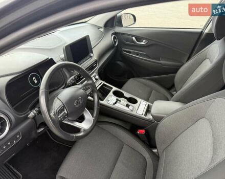 Сірий Хендай Kona, об'ємом двигуна 0 л та пробігом 59 тис. км за 18900 $, фото 17 на Automoto.ua